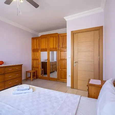 Vila Sleeps 8, Large Close To The Sea Awz 265